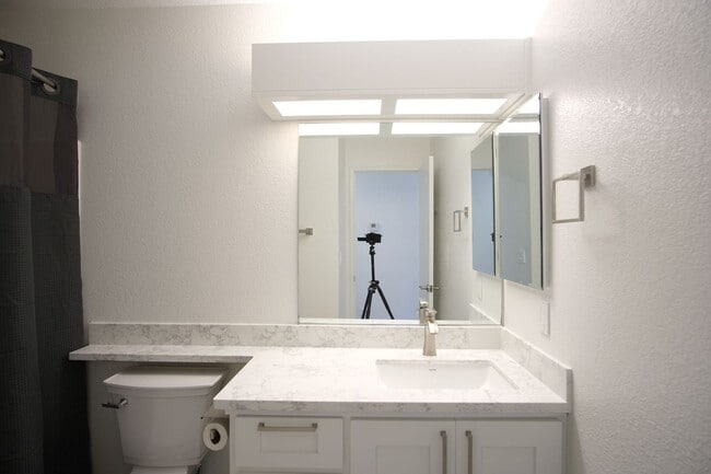 Building Photo - Stunning 3-Bedroom 2-bathrooom in the vibrant city of Modesto