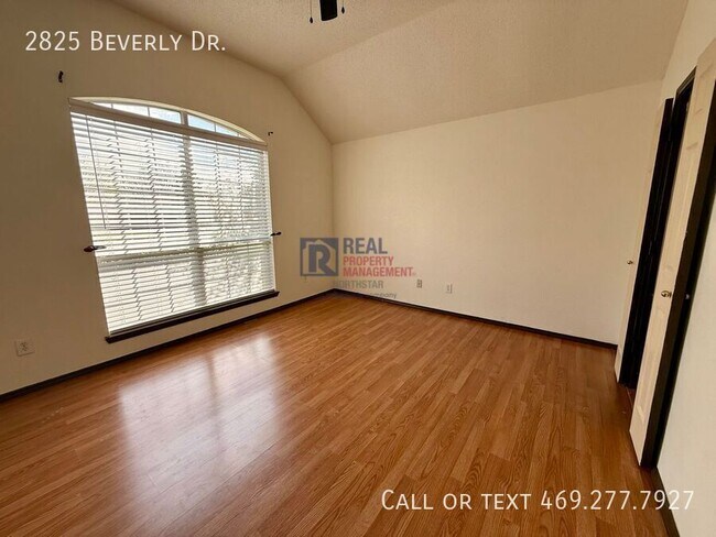 Building Photo - 2825 Beverly Dr