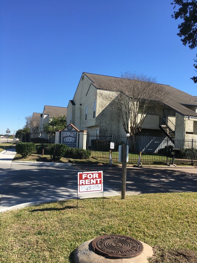 Building Photo - 7939 Sarita St