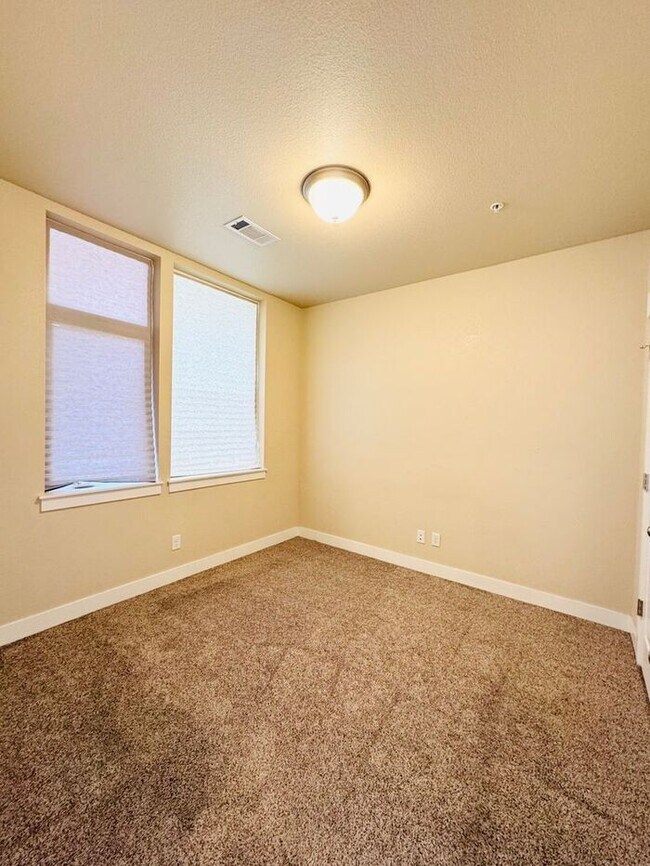 Building Photo - Gorgeous Flats at Rigden Farm 2bed 2bath Condo