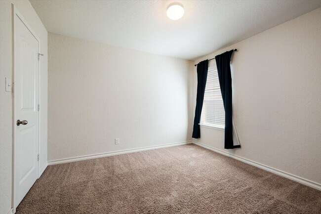 Building Photo - Stylish Home with LVP Flooring, Granite Counters & Appliances Included