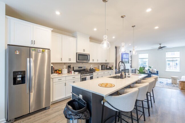 Building Photo - Stunning 3 BR/2 Full BA & 2 Half BA Townho...
