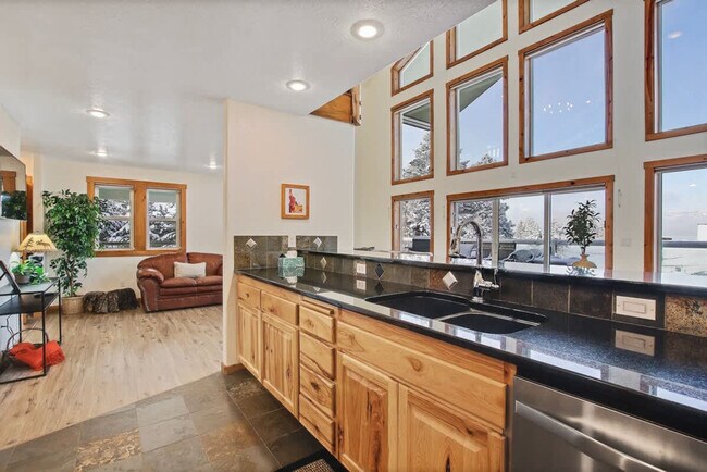 Building Photo - 130 Par Dr