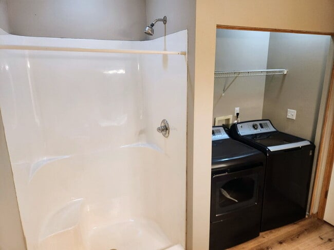 Building Photo - 1320 SE Florence Dr