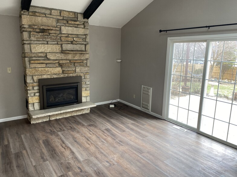 FAMILY ROOM WITH ANOTHER PATIO DOOR TO BACK YARD - 2909 Sussex Ln