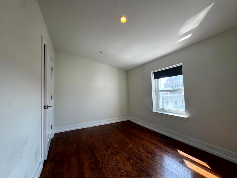 Building Photo - 1415 E Hewson St