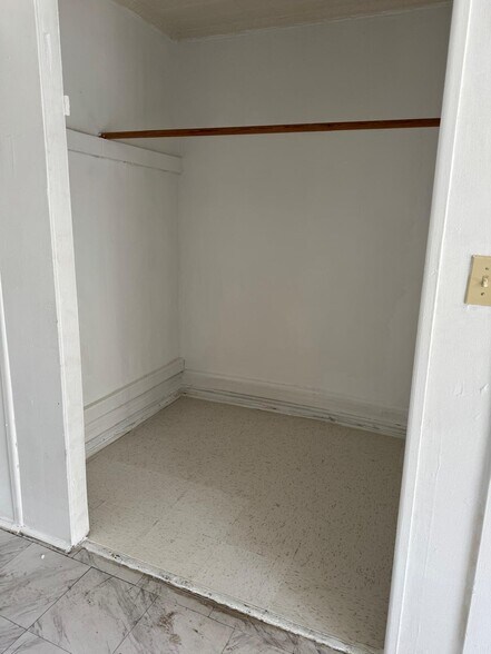 Building Photo - 942 Broad St