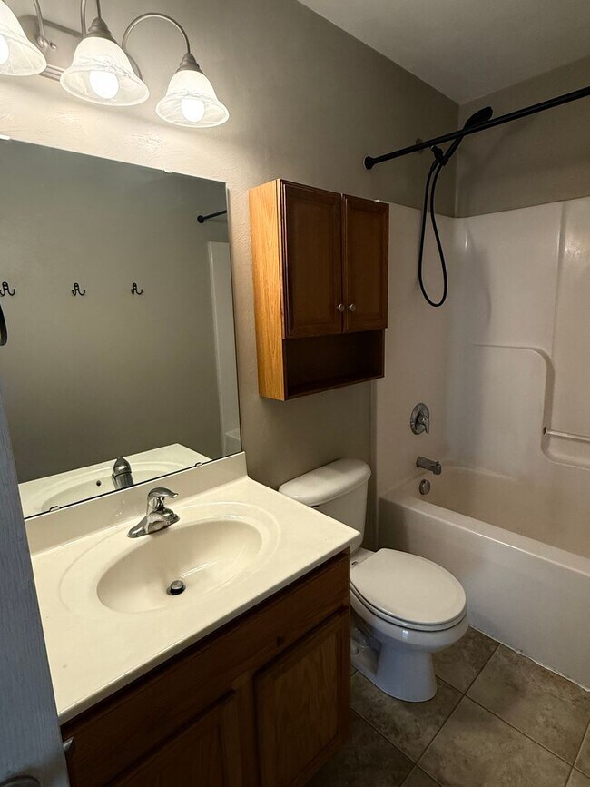 Building Photo - 160 Gretchen Ct