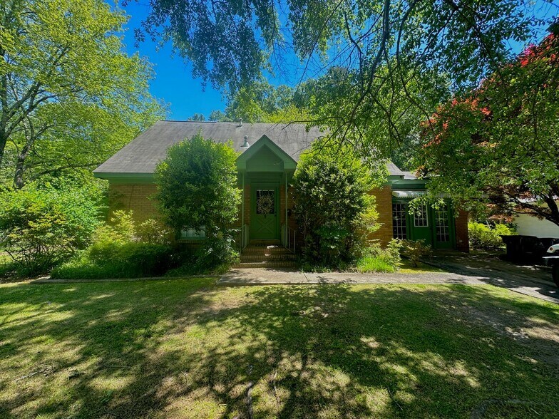 Primary Photo - Southside Auburn Cottage