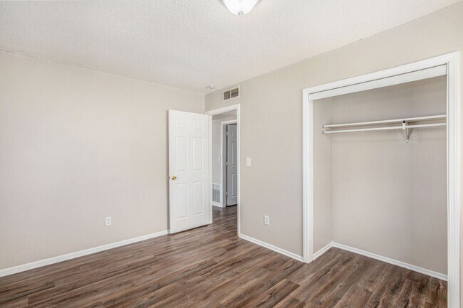 Building Photo - Beautiful 2BR/1BA Duplex in Independence!