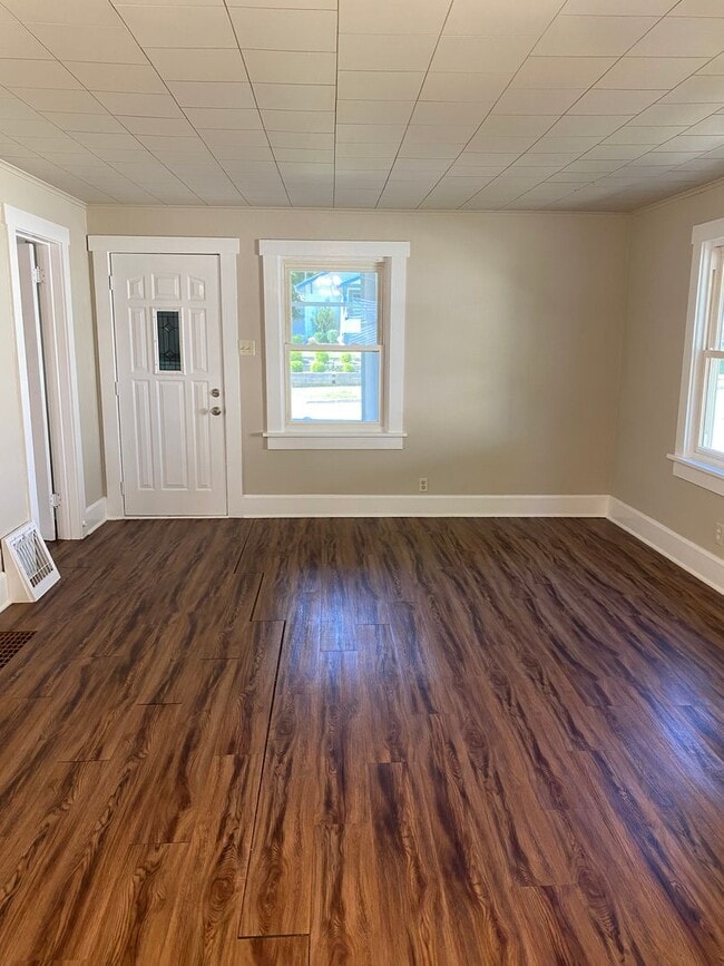 Building Photo - Updated 2 Bedroom 1.5 Bath Near Grandview ...