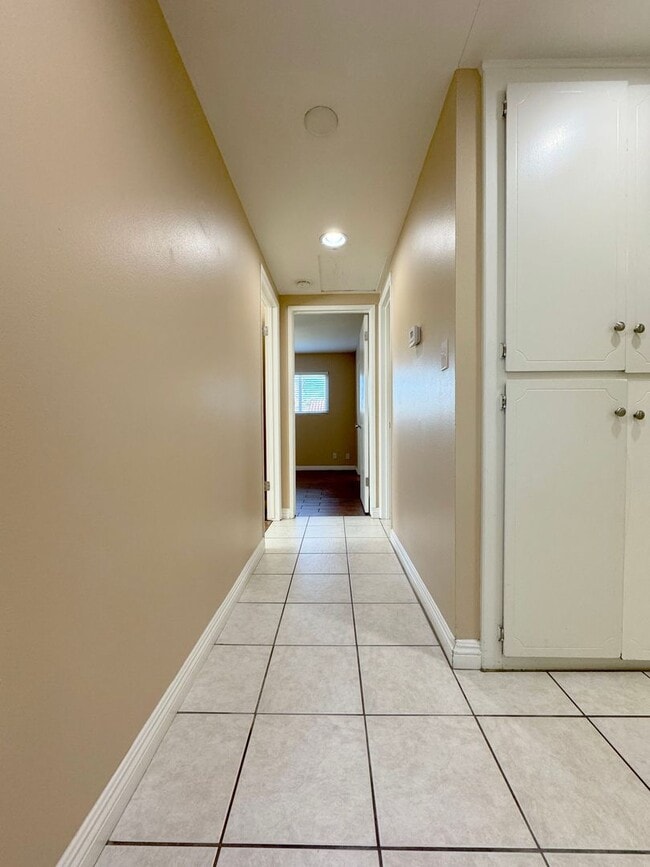 Building Photo - Single Story 3Bed Interior Location Large Yard