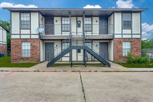 Building Photo - Updated & Conveniently Located 2 Bedroom Apartment in South Fort Worth