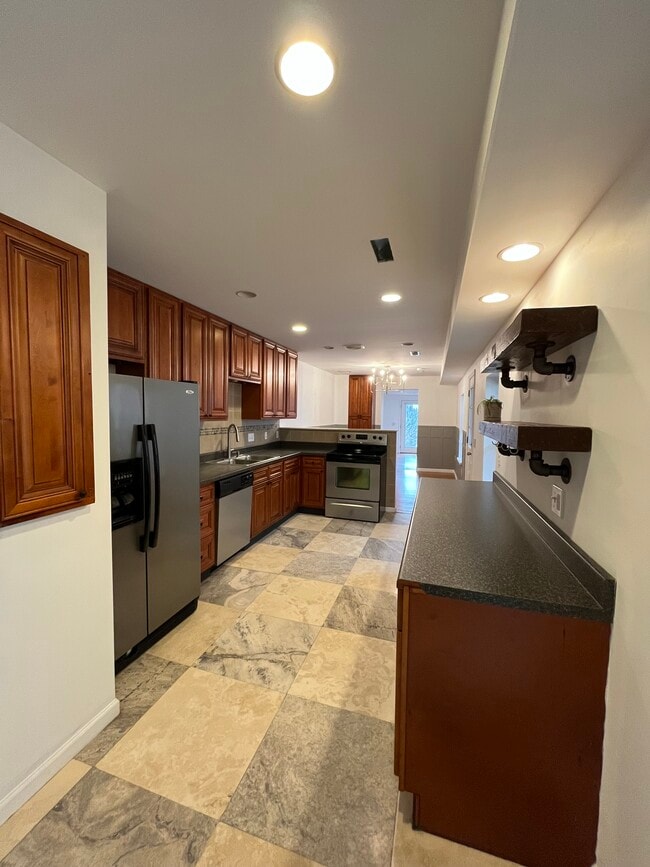 Building Photo - 448 N Queen St