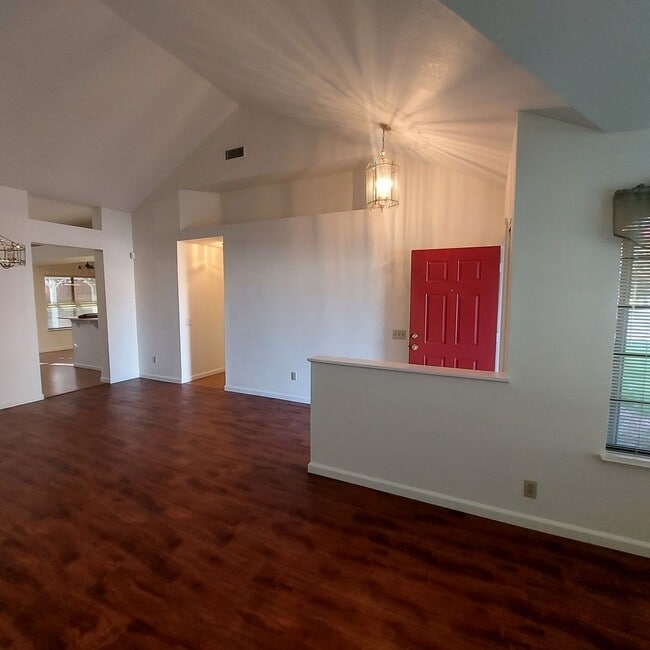 Building Photo - Nice 3bed and 2 bath home; excellent Roseville location