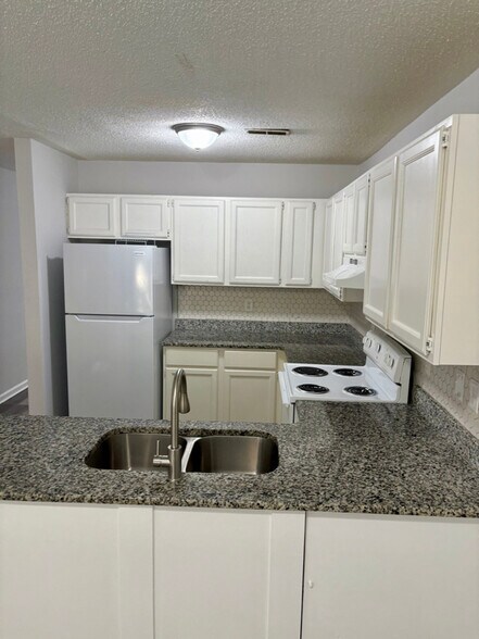 Building Photo - 2630 Hitchcock Dr