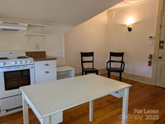 Building Photo - 220 Melrose Cir