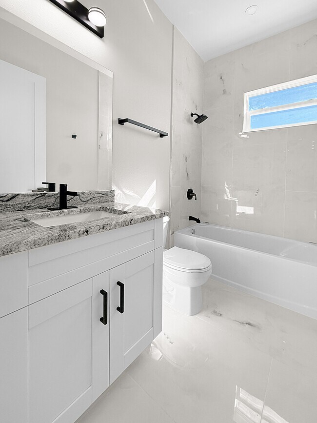 Building Photo - 303 NW 26th Ave