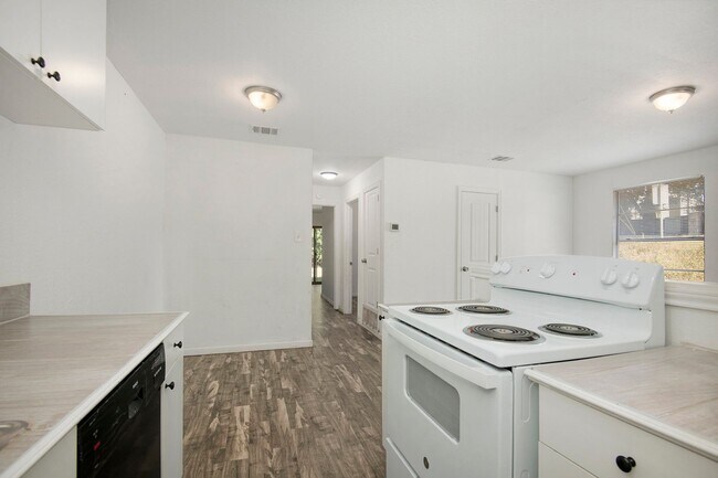 Building Photo - This charming 2-bedroom, 2-bathroom duplex is nestled in the desirable Lake Worth region of Fort ...