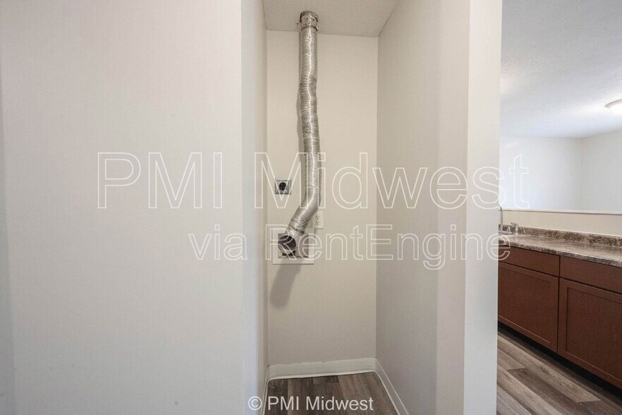 Building Photo - 622 N Linwood Ave