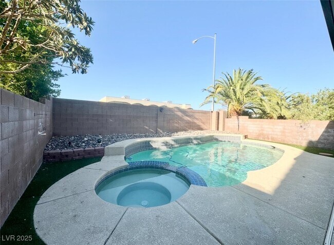 Building Photo - 8842 Sierra Linda Dr