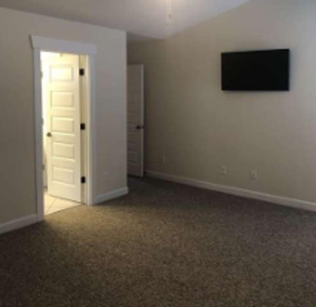 Building Photo - Spacious Four Bedroom Available July 3