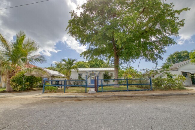 Primary Photo - 726 N E St