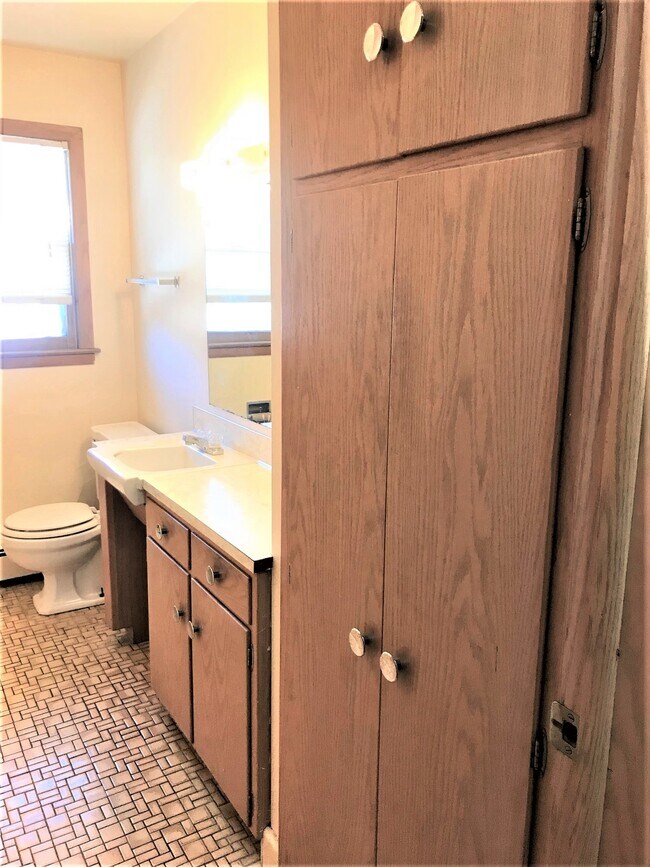 Building Photo - 410 Pawling St