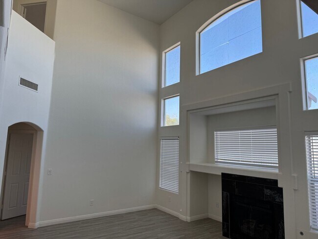 Building Photo - New flooring and kitchen. No neigbors behi...