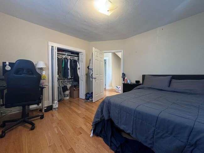 Building Photo - HOT NEWTON LISTING!!!