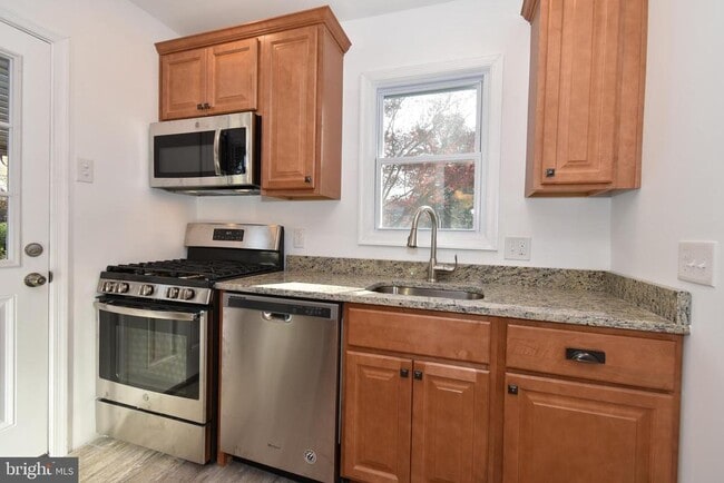 Building Photo - 2302 Dexter Ave