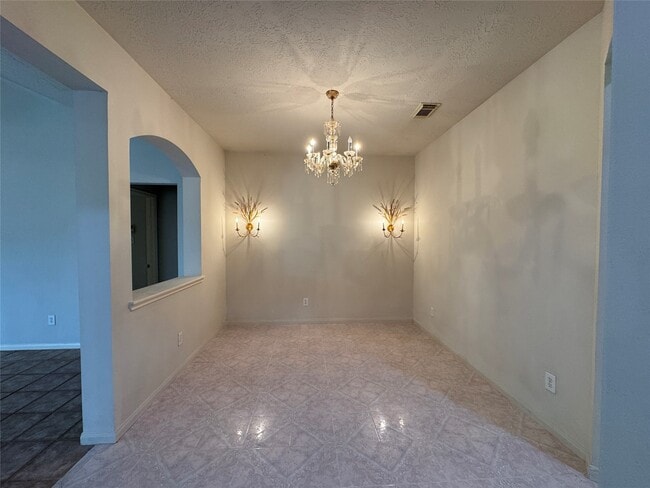 Building Photo - 6110 Villa Hills Dr
