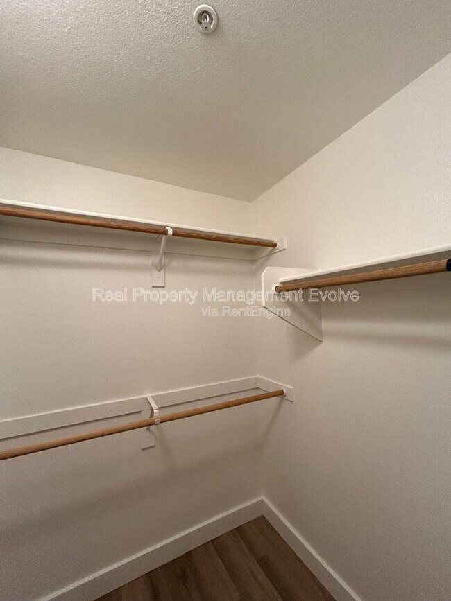 Building Photo - 920 E Devonshire Ave