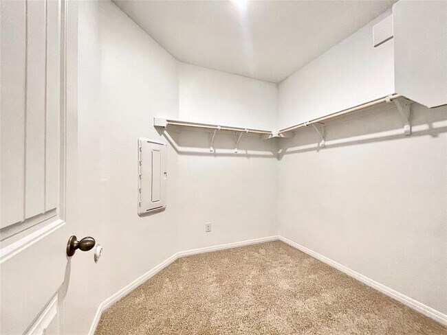 Building Photo - 467 Evergreen Sumac Lp