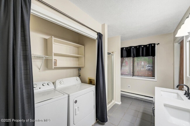 Building Photo - 300 Lake Rd