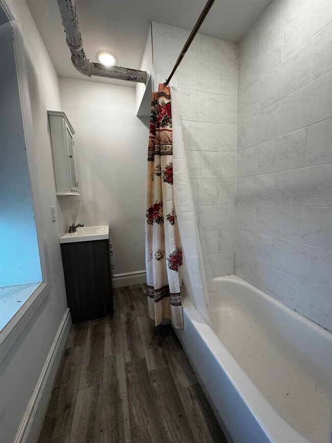 Building Photo - 250 BROAD Ave