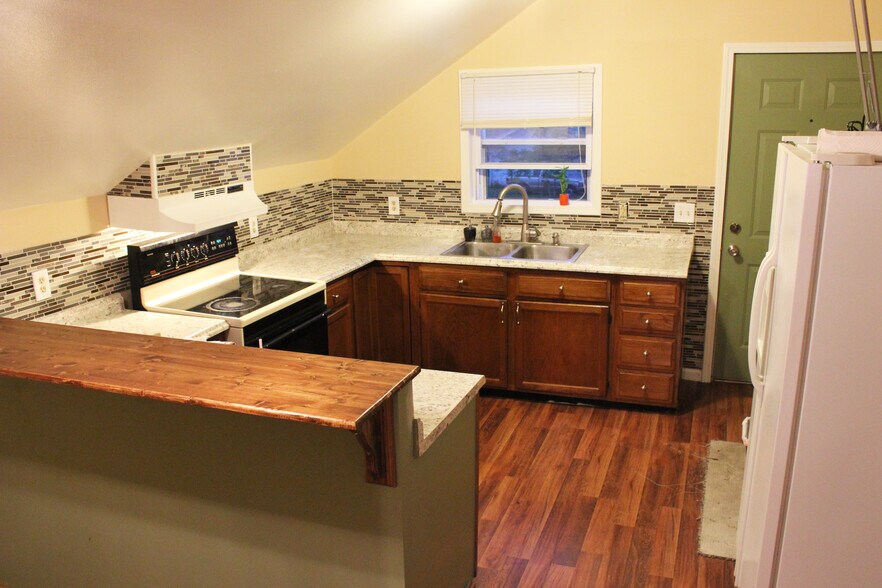 Large Kitchen - 428 Merrick St