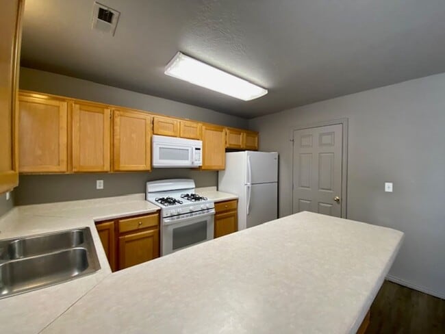 Building Photo - DARLING PROPERTY FOR RENT IN LAVERKIN!