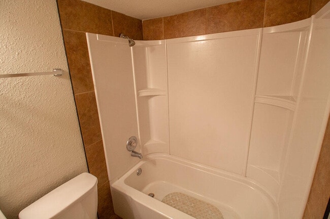 Building Photo - 1013 W Ash St