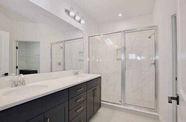 Building Photo - Stunning 2/2 Modern Townhome with a Bonus ...
