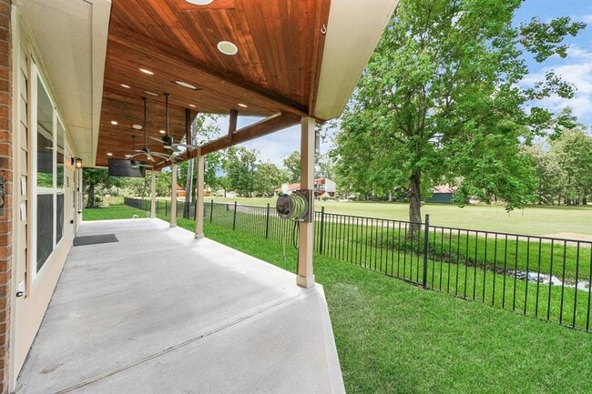 Building Photo - 2011 Halyard Dr