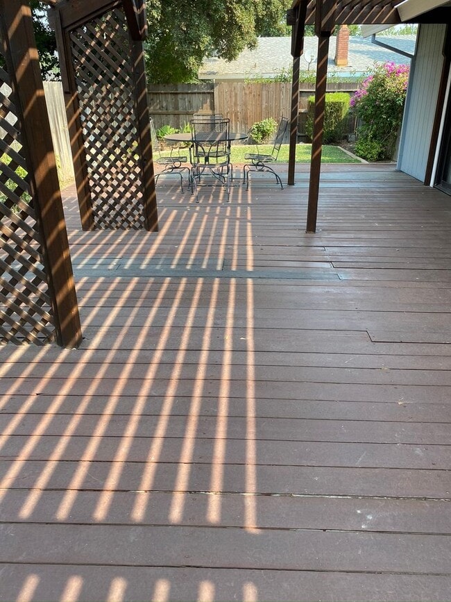 Building Photo - Lovely Updated Duplex in Quiet Neighborhood