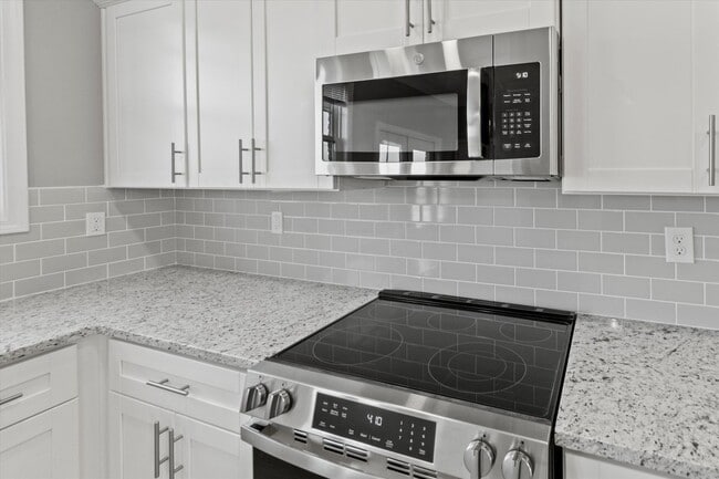 Building Photo - NEW & Move in Ready Townhome!