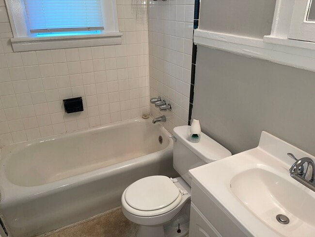 Building Photo - Adorable One Bedroom Apartment in Dilworth!