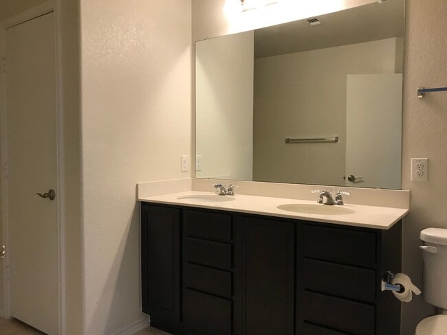 Building Photo - Great Location, Great Price