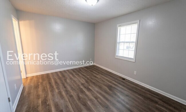 Building Photo - 715 W Creek Cir