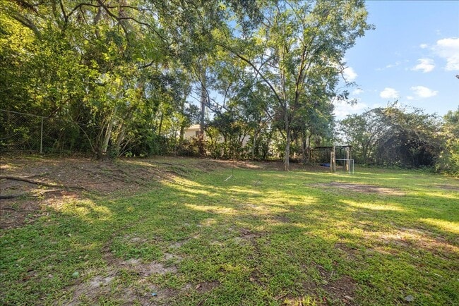 Building Photo - 207 Iris Cir