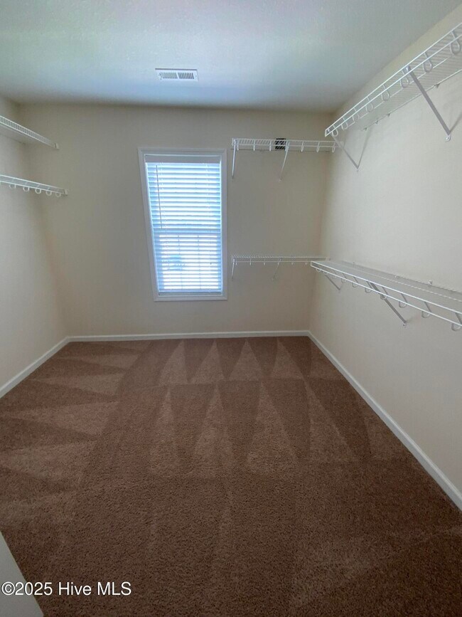 Building Photo - 909 Roswell Ln
