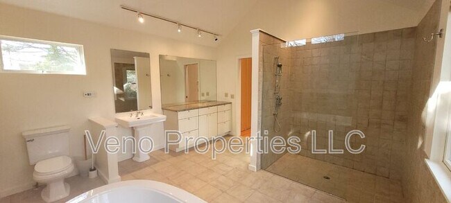 Building Photo - 16 Maple Ave