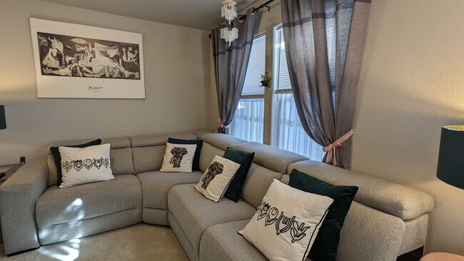 Building Photo - IMMACULATE 4 BED/2.5 BATH CUSTOM BUILT HOME IN SKYLINE RIDGE!